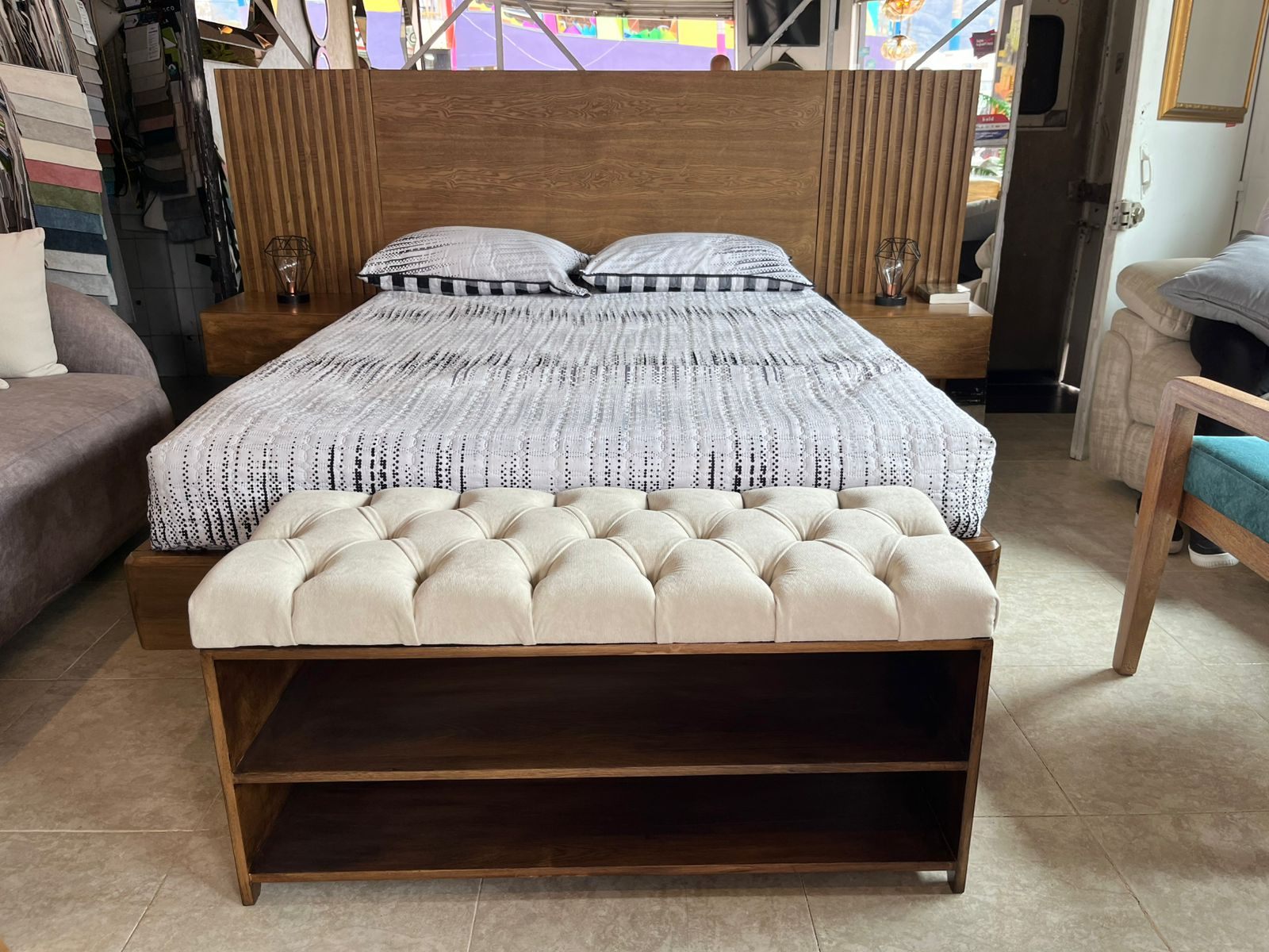 Cama Listones con Baúl Capitoneado